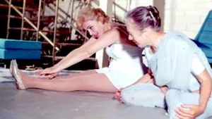 2-Vintage-Yoga-Photo-Indra-Devi-teaching-Marilyn-Monroe-Yoga-1960